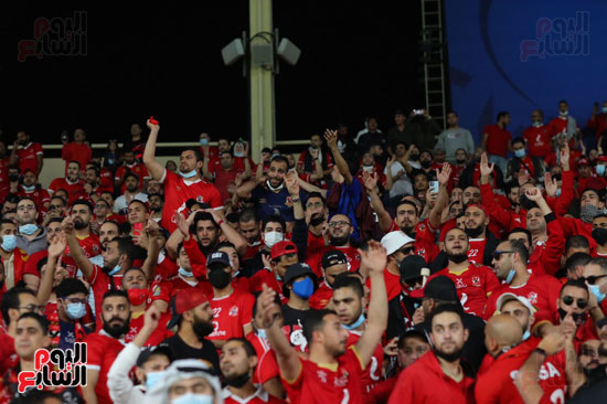 الجماهير تؤازر الاهلي  في المدرجات  (10)