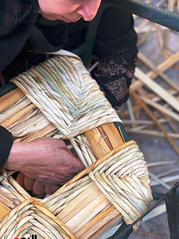 تفاصيل صناعة الكراسي من قش البردي تفاصيل صناعة الكراسي من قش البردي