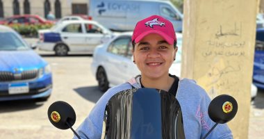 من المصارعة للدليفري.. "آية" فتاة بورسعيد تثبت أن النجاح مش حكر على جنس أو مهنة.. تروي رحلتها من التعليم الفني لريادة الأعمال.. بدأت العمل فى سن الـ 17 عاما.. وهدفي افتح مشروعي الخاص.. صور