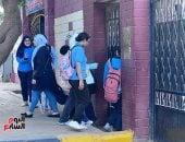 توافد طلاب ثانية ثانوية بالجيزة على لجان امتحانات الفصل الدراسى الثانى