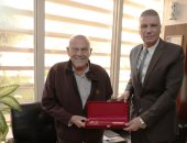 محافظ أسوان يهدى مفتاح المدينة لمجدى يعقوب ويطلق اسمه على محور الخزان.. صور
