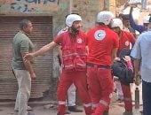 لحظة استخراج سيدة على قيد الحياة من أسفل عقار حدائق القبة المنهار.. صورة